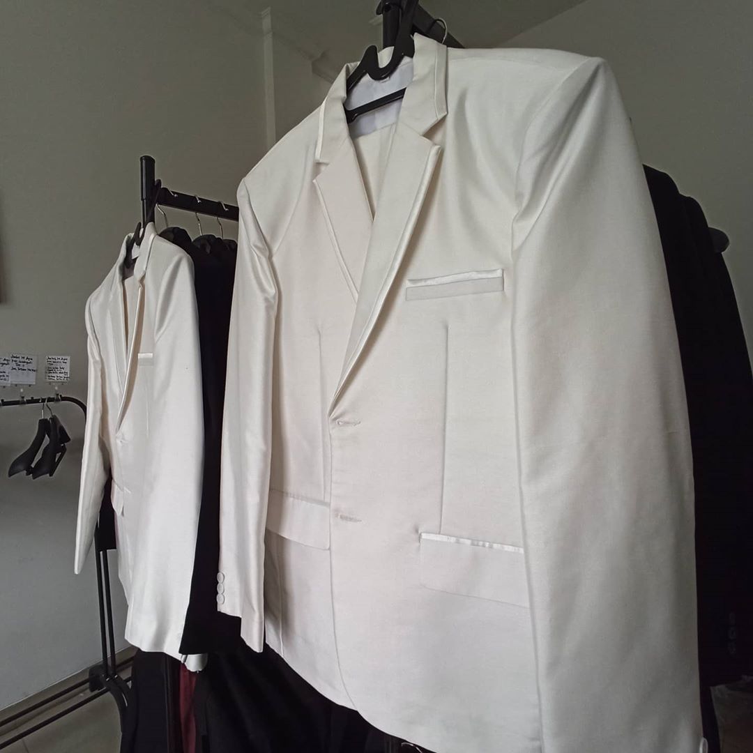 sewa jas warna broken white samping